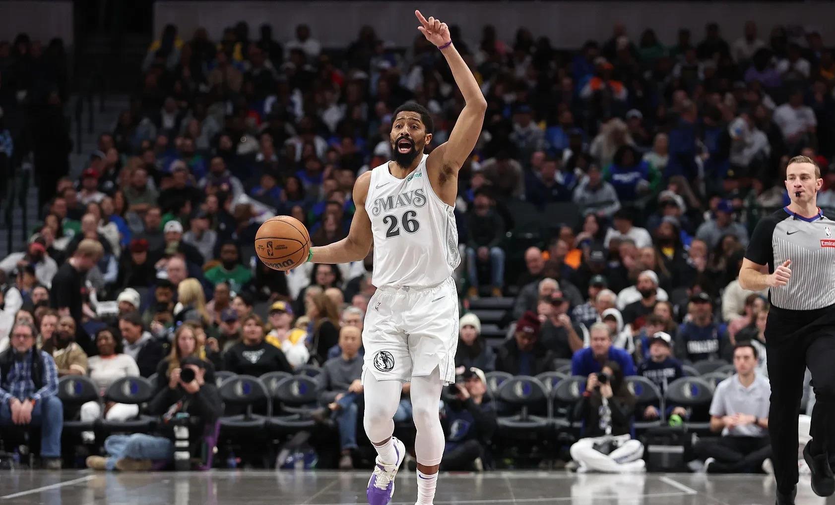 九游-德罗巴迎来十五赛季出色发挥，独行侠观众热烈欢呼！