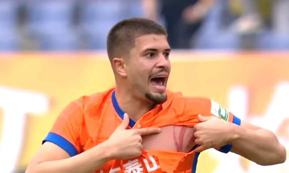 九游体育-阿扎伦卡在塞尔维亚队比赛中锐不可当，表现优异引发热议！热度持续攀升的简单介绍