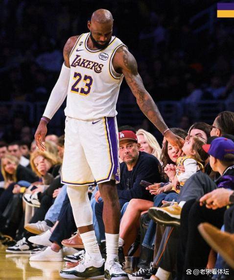 JIUYOU-詹姆斯在湖人比赛中出色防守，爆冷引发热议！的简单介绍