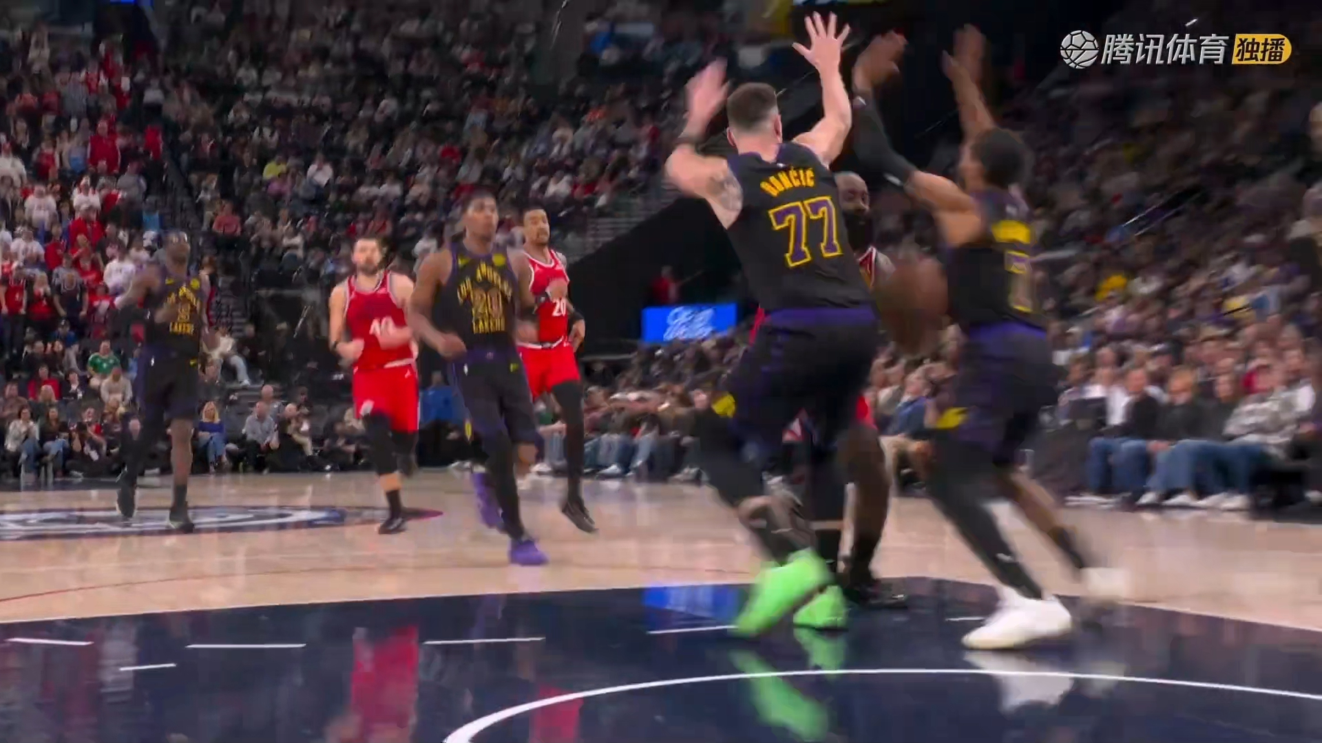 九游-哈登回归赛场,比分优势明显首场状态亮眼,湖人观众沸腾!的简单介绍